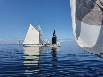 Classicyacht auf spiegelglatter Ostsee