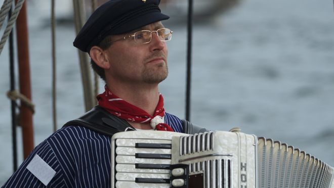 Musikalisches Beiprogramm an Bord der Segelschiffe.