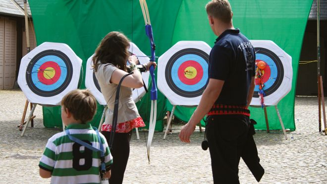 Damit keine Langeweile aufkommt, gehören Aktionsmodule wie Bogenschießen zu jedem gut organisierten Sommerfest