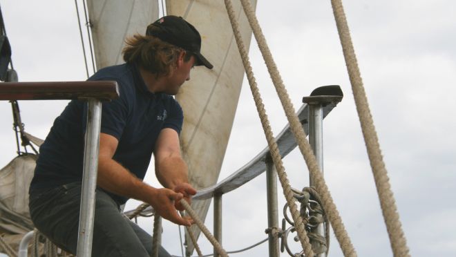 Jeder darf an Bord helfen: Segelsetzen, Navigieren, Routen berechnen