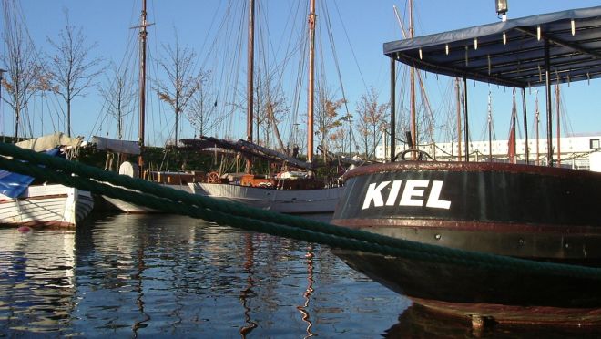 Zur Windjammerparade verlassen hunderte von Segelschiffen die Kieler Förde in einer vorgegebenen Formation.