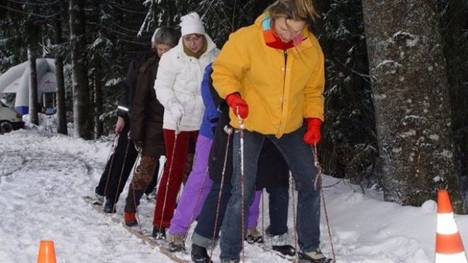 Gemeinsam im Schnee: Teambuilding auf Skiern.