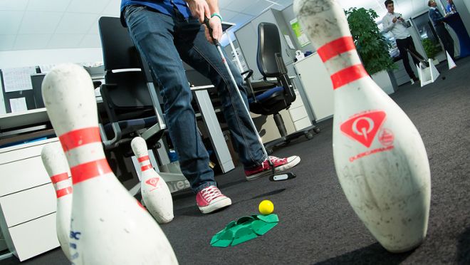 Wir machen Golf salonfähig - und spielen im Büro