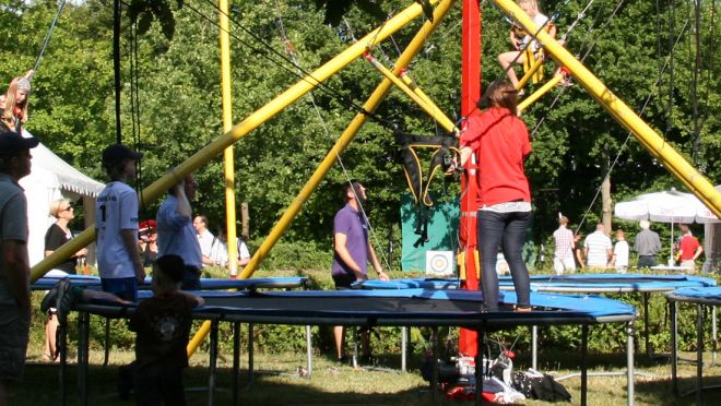 Nicht nur für die Kleinen - der Bungee-Jumper auf dem Betriebsfest