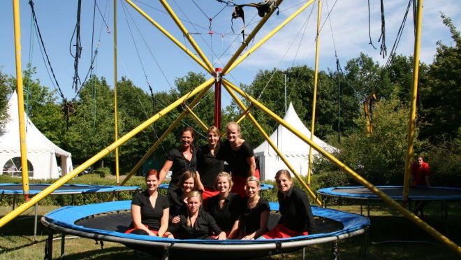 Das Team von wave incentive auf dem Bungee-Jumper