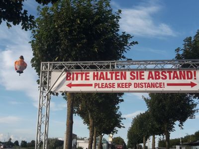 So schwer ist das mit dem Abstandhalten gar nicht...am Himmel