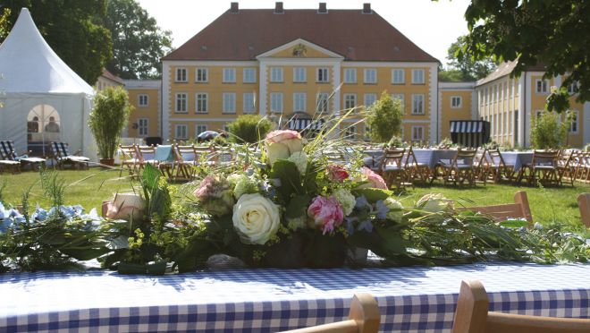 Für Familienfeiern, Firmenjubiläen oder Betriebsfeste geeignet - ein malierischer Gutshof in Schleswig-Holstein