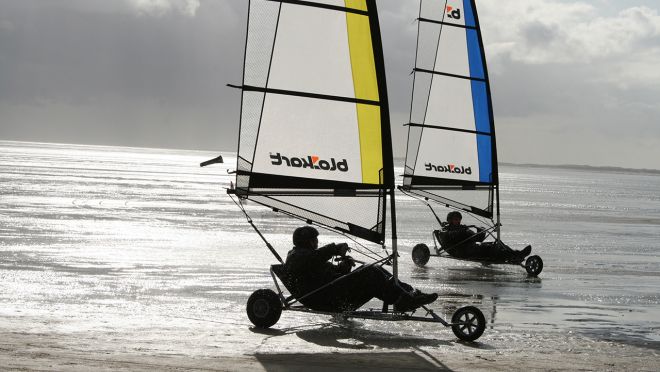 Mit dem Kite-Buggy am Strand der Nordsee oder Ostsee entlang.