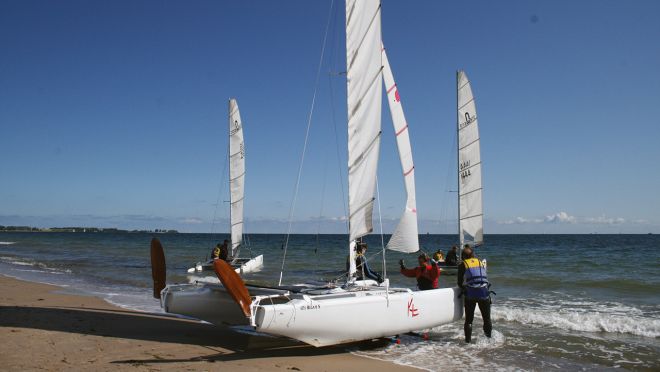 Teambuilding: Gemeinsames Segeln auf einem Katamaran.