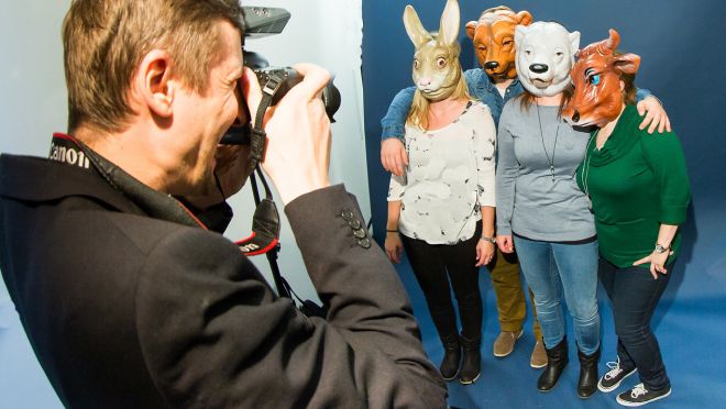 Mit einer Fotobox-Aktion ist gute Stimmung auf dem Betriebsfest garantiert.