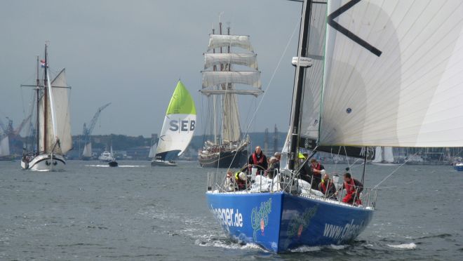 Ob gemütliches Segeln auf Traditionsseglern, Klassikern und Yachten oder Actionsegeln auf Maxiracern, Volvo Ocean Racern und anderen spektakulären Rennyachten - in Kiel ist alles möglich.