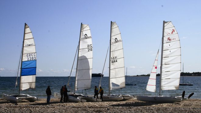 Funktioniert auch mit wenig Wind: Katamaransegeln auf der Ostsee oder Nordsee