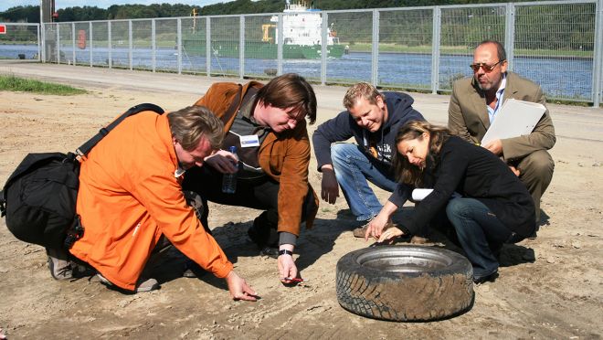 Aktive Aufgaben und Spurensuche beim Kieler Kriminalisten Training