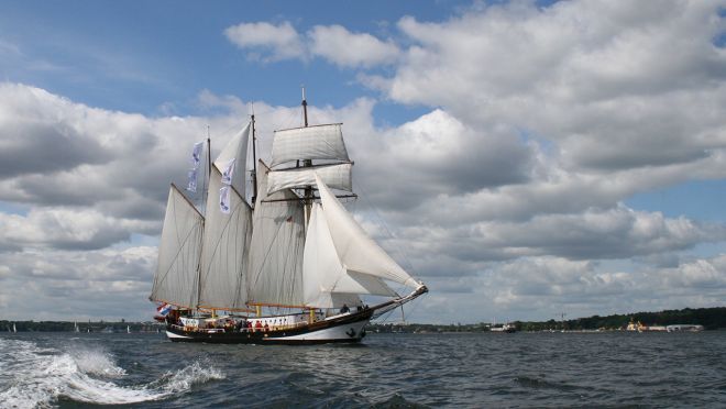 Ob Traditionssegler oder Rennyacht - die Kieler Förde lädt zum Seglen ein.