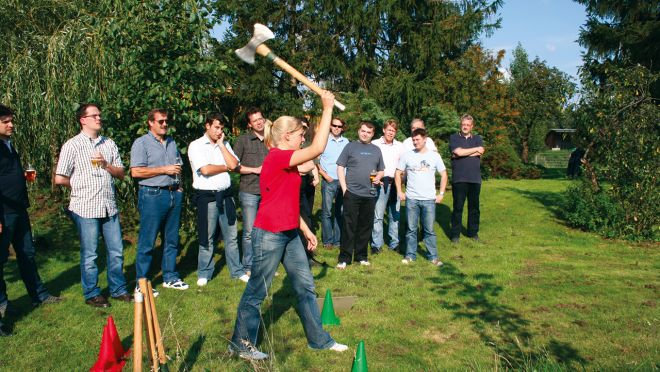 Teambuilding-Event: Axtwerfen auf eine Zielscheibe ist hohe Kunst.