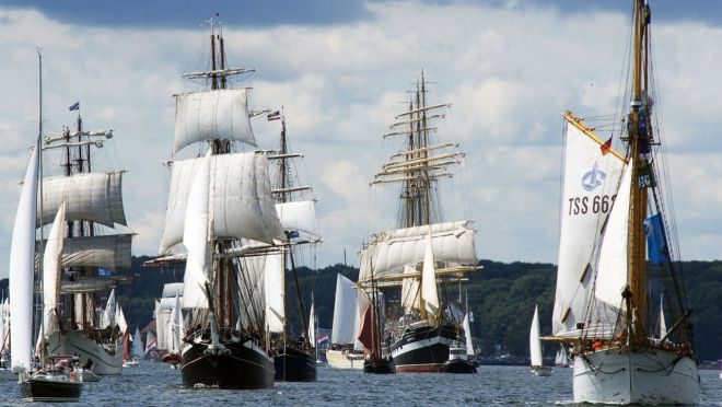 Zur Windjammerparade verlassen hunderte von Segelschiffen die Kieler Förde in einer vorgegebenen Formation.