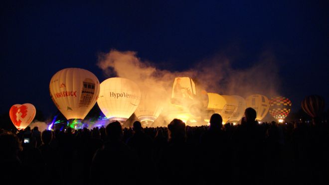 Auf dem Nordmarksportfeld präsentieren sich zur Kieler Woche mehr als 70 Ballon-Teams aus ganz Europa.