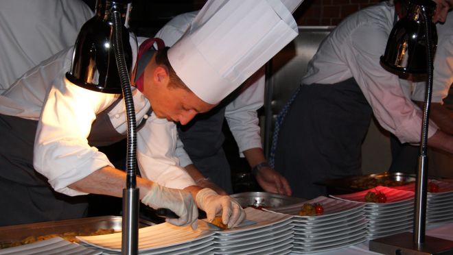 Live-Cooking in der Kirche: Eine Herausforderung für die Köche