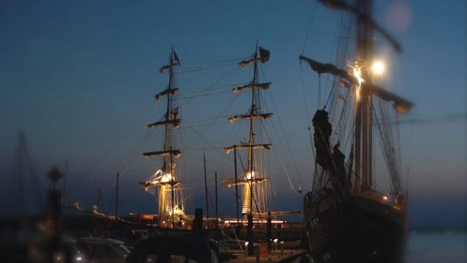 Romantik pur: Ein Törn zum Sonnenuntergang auf einem traditionellen Großsegler.