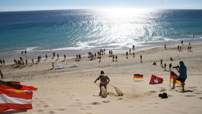 Nichts für Sportmuffel - mit Stranskiern die Sanddünen hinunter