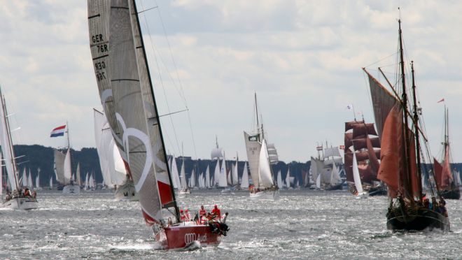 Hier känmpfen Amateure um den Sieg bei der Kieler Woche. Jedem Team steht dabei ein olympiaerprobter Skipper zur Seite.