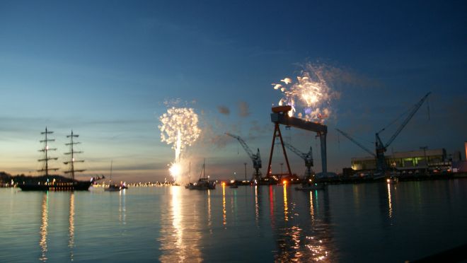 Mit dem traditionellen Feuerwerk 'Sternenzauber über Kiel' findet die Kieler Woche ihren stimmungsvollen Abschluss.