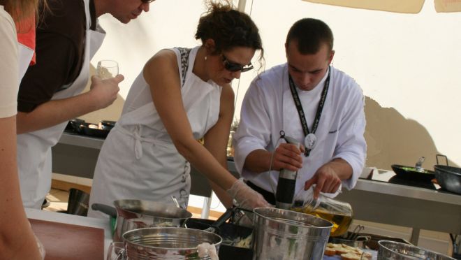 Hier steht Teambuilding im Vordergrund - gemeinsames Kochen als Rahmenprogramm