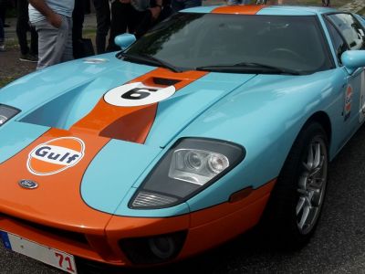 Hellblauer Ford GT mit oragenen Farbelementen auf der Kühlerhaube.