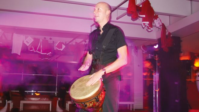 Samba und andere heiße Rythmen mit Samba-Trommlern auf der Weihnachtsfeier