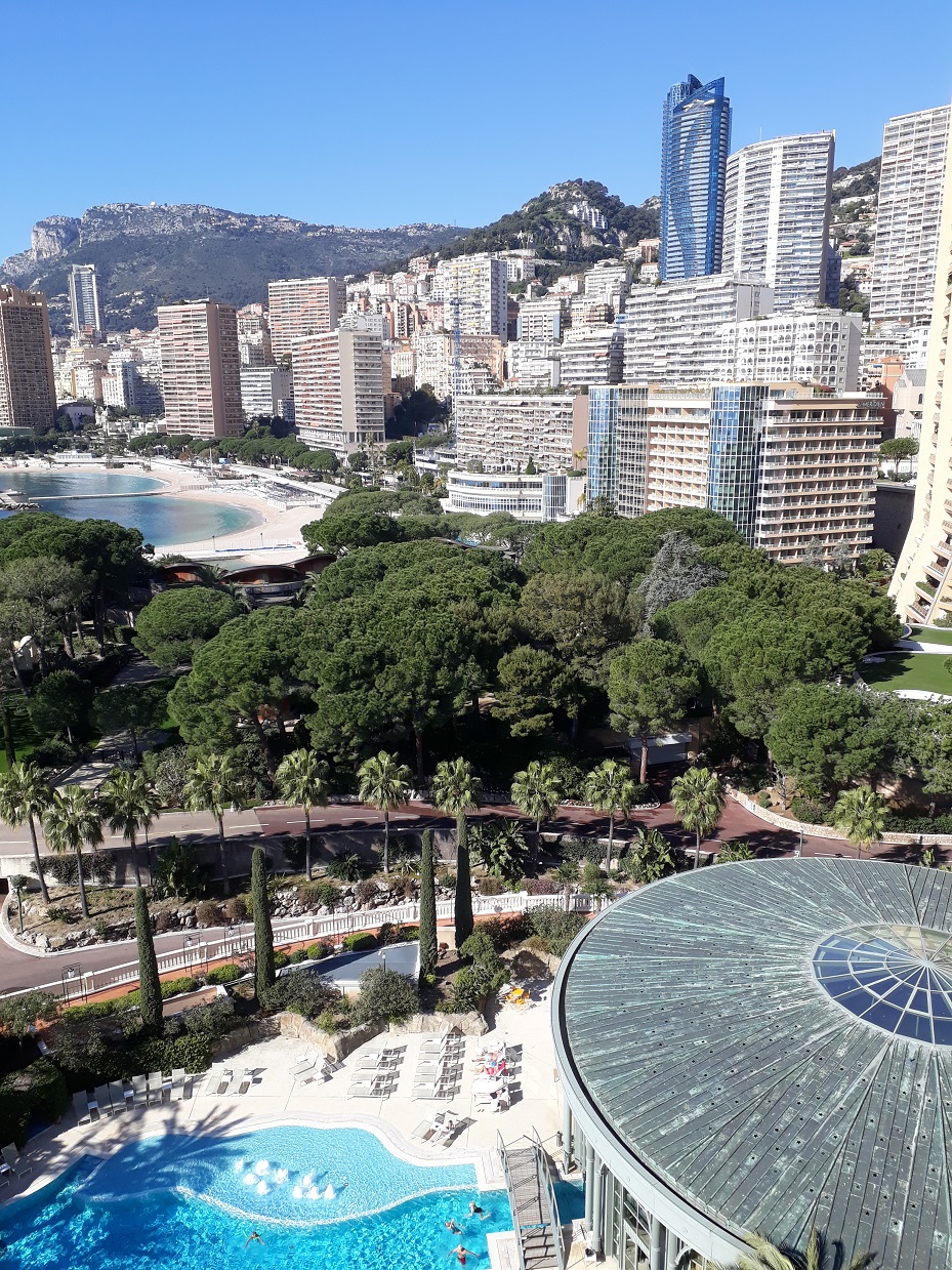 Blick aus einem Hotelzimmer auf die Bucht von Monaco und auf den Hotelpool.